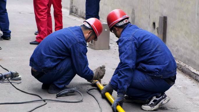 工人干活施工安装石油中国石油