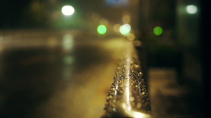 雨夜的公交站