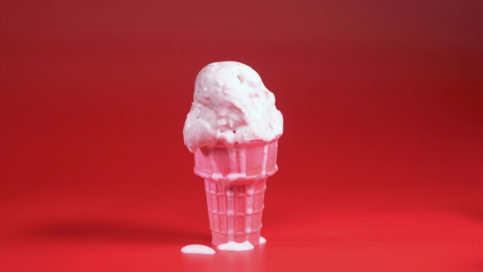 草莓冰淇淋的融化