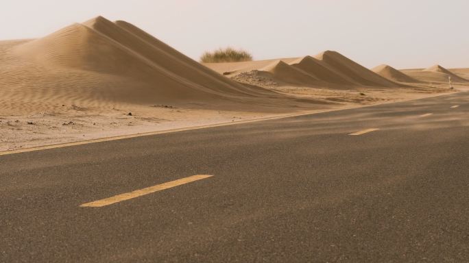 沙漠景观中的空路