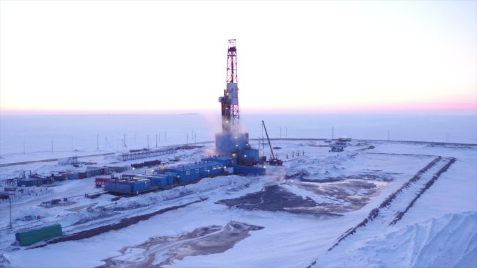 西伯利亚北部石油钻探鸟瞰图