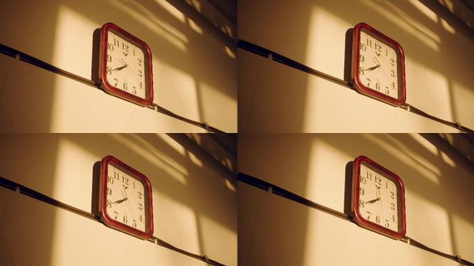 夕阳照射下墙上的钟表