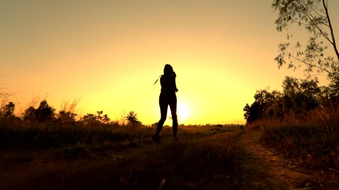 夕阳下跑步的女人