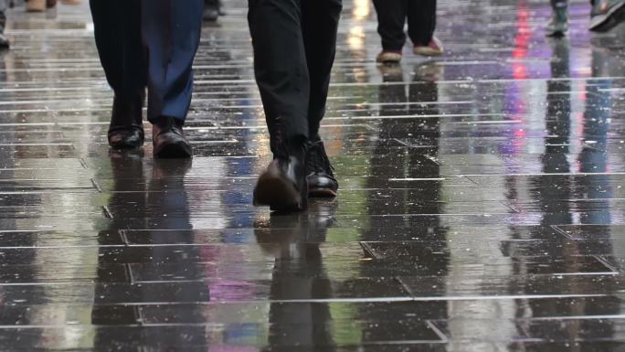 在城市雨中行走的商人。