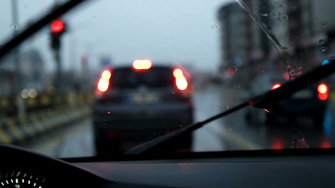 雨中交通堵塞汽车挡风玻璃上的雨刷器摇摆