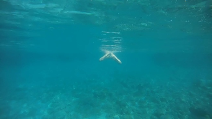 一名年轻女子正在海中游泳