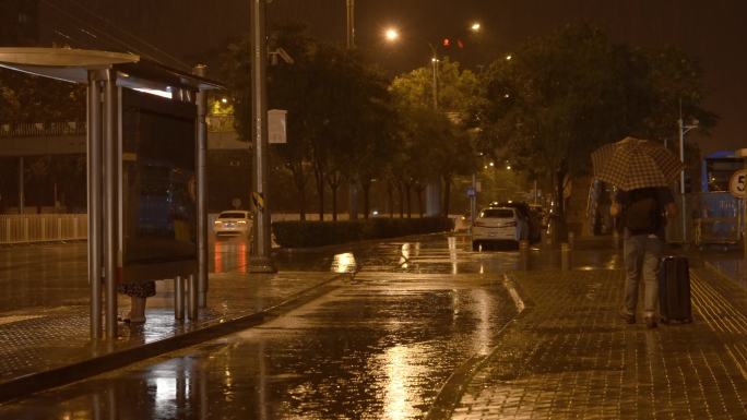 雨夜回家的人