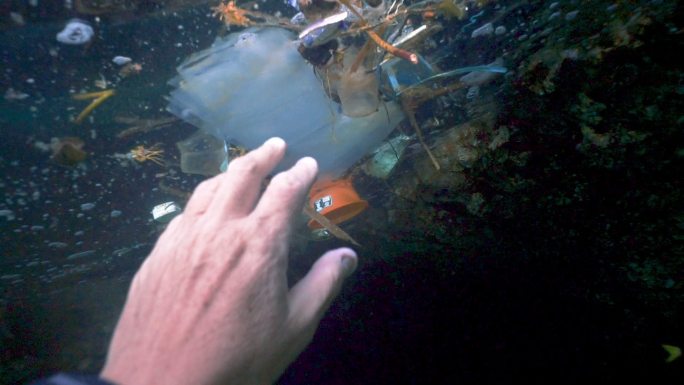 水里漂浮的垃圾