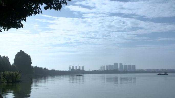 滇池水面船海鸥蓝天水天相接