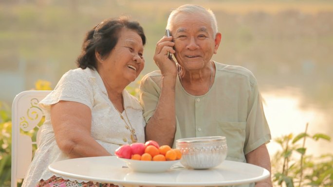 快乐的老年夫妇在打手机