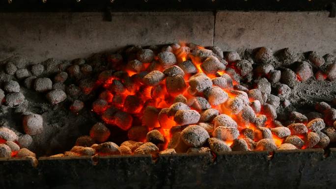 在火盆里燃烧的炽热煤块。