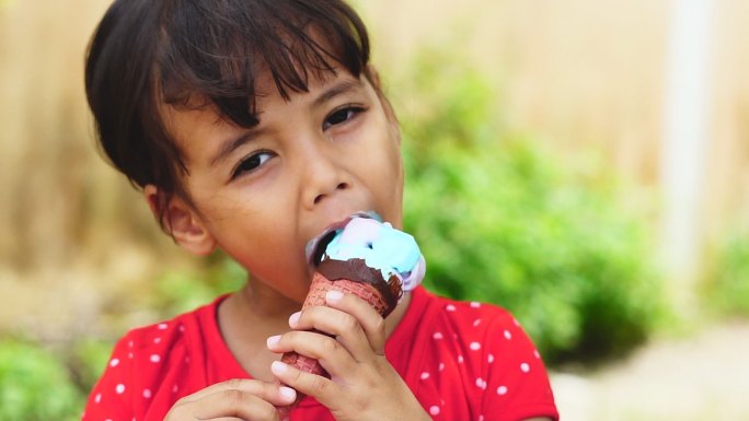 在吃冰淇淋的小女孩