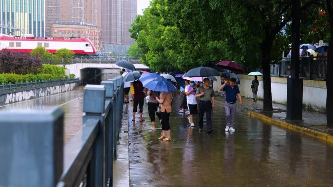 城市下雨天人群无法能行