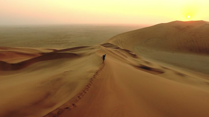 享受沙漠黎明的宁静