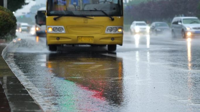 4K升格雨中公交车站