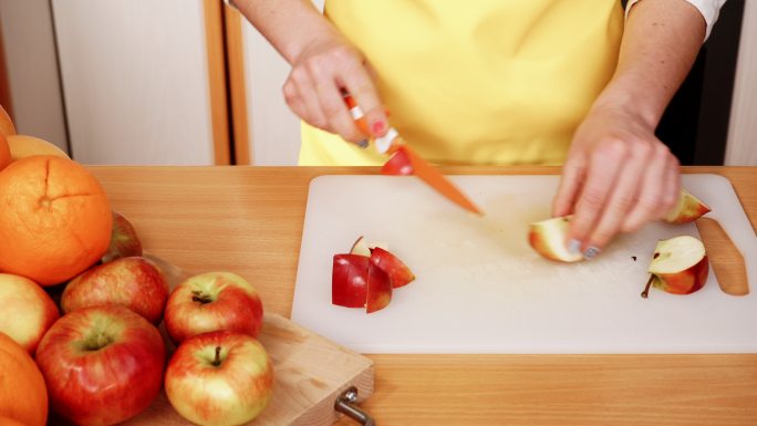 家庭主妇在厨房切苹果