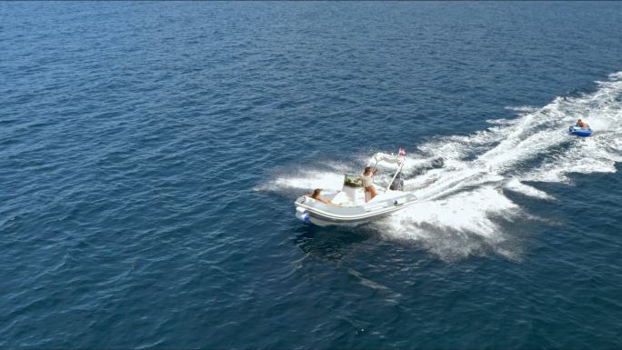 用船拖拽着冲浪。极限运动户外海上冲浪游艇