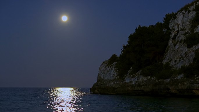 晚上罗曼蒂卡岛上的地中海浪漫满月