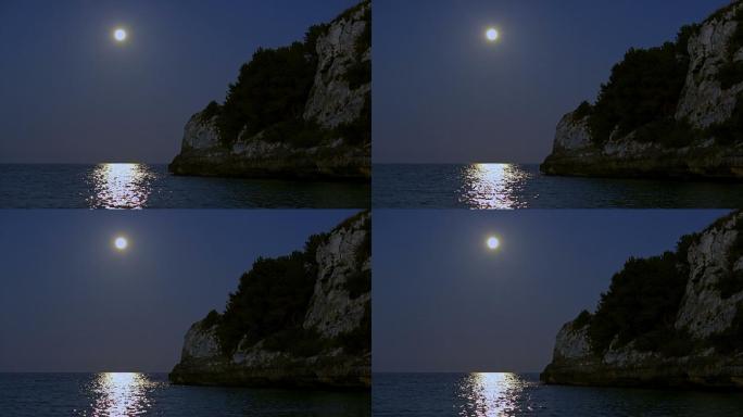 晚上罗曼蒂卡岛上的地中海浪漫满月