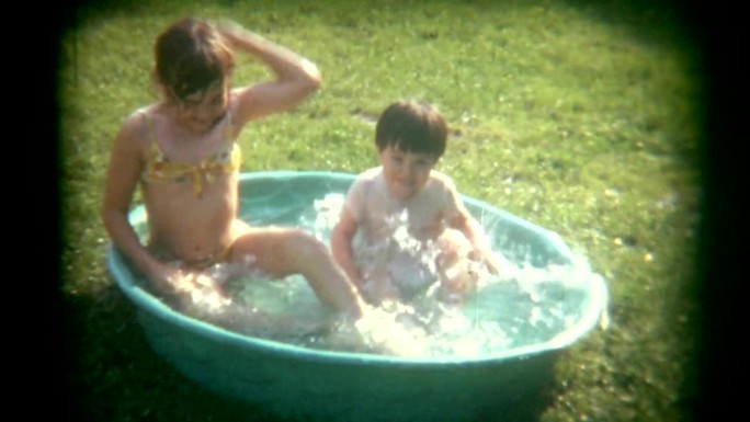 老式电影在泳池里玩耍的姐弟
