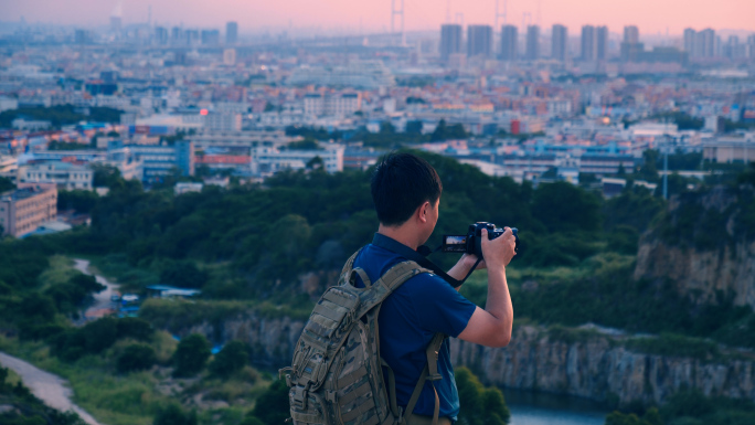 男性摄影师在山顶取景拍摄4k视频素材