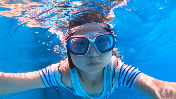 夏天暑假小孩在游泳池游泳玩耍视频素材
