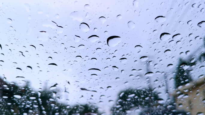 4K雨天窗户上的雨滴-车窗上的雨滴滑落