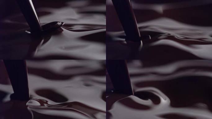 倒巧克力饮料造成飞溅和涟漪