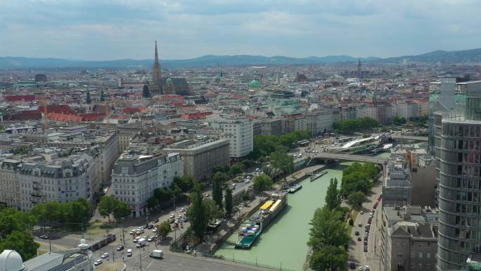 白天维也纳市中心运河河滨