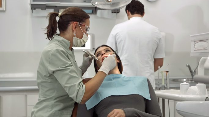 牙科医生检查病人的牙齿