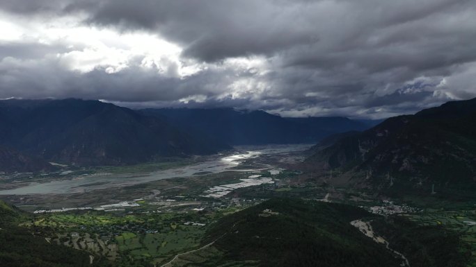 西藏林芝鲁朗尼洋河观景台森林
