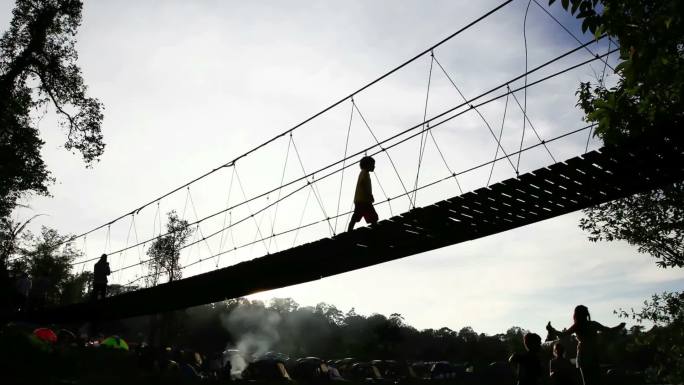 人在索桥上行走的时间流逝
