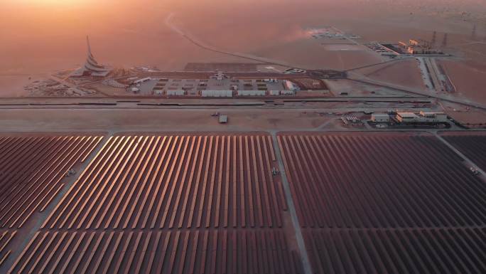 阿联酋巨大的发电厂和太阳能电池板俯视图