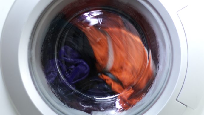 正在旋转着清洗衣物的洗衣机