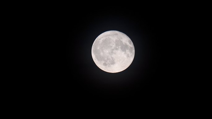 九月傍晚日落后夜空中的满月。