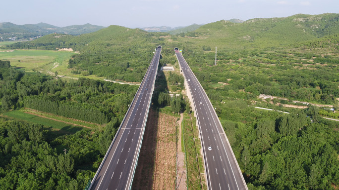 航拍山区高速公路济青高速南线