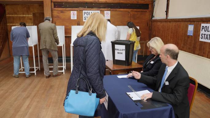 妇女在选举登记投票-投票站投票