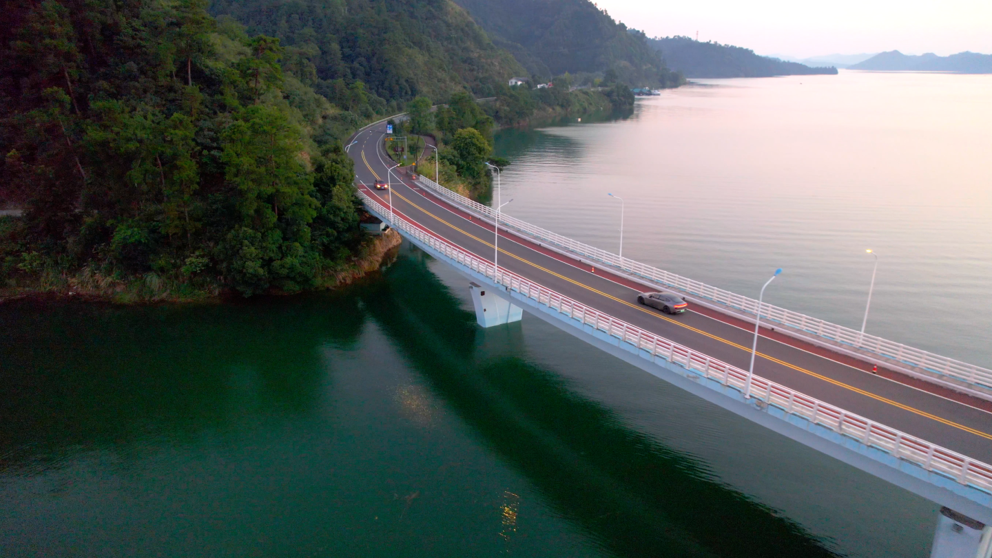 5K航拍汽车在大桥上行驶，旅途美丽风景