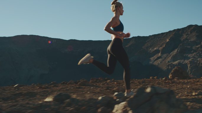 山路跑步，年轻运动女性户外跑步，冒险锻炼