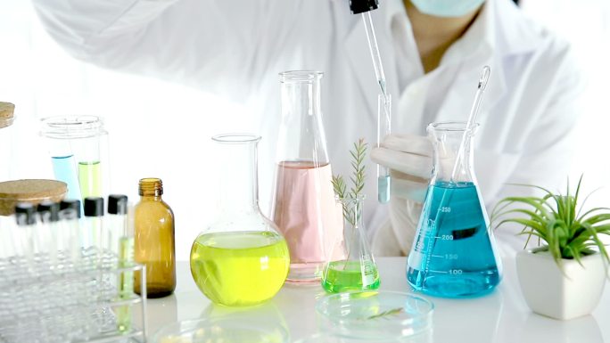 科学家从天然有机物中提取化学提取物研究