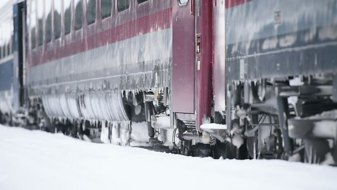 降雪后火车站的火车