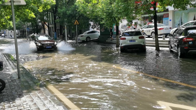城市SUV汽车驶过雨水积水内涝街道路马路