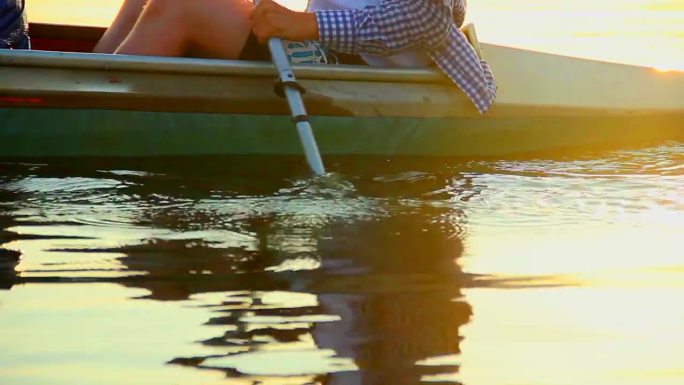 男子划艇特写镜头河流皮划艇放松