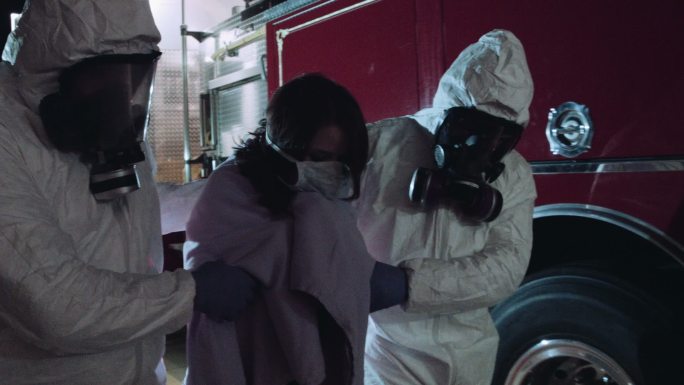 医护人员帮助埃博拉患者