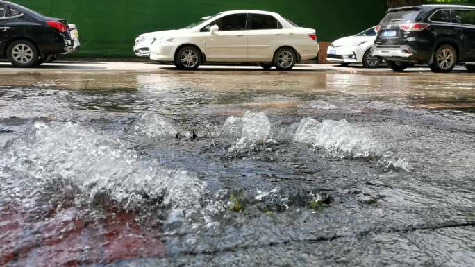 地下排水管网下水井盖向外冒水倒灌雨水