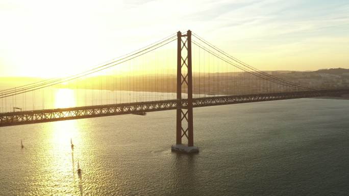 日落时分拍摄了一座吊桥