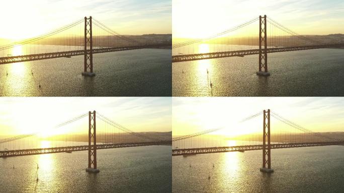 日落时分拍摄了一座吊桥