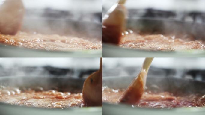 在平底锅里搅拌糖制作焦糖的特写镜头