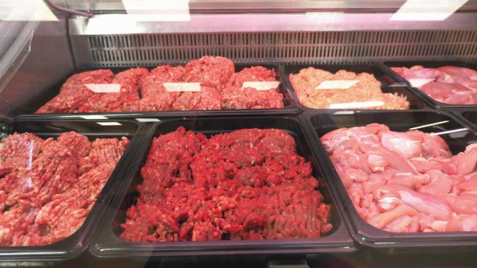 在商店橱窗中展示的各种肉类