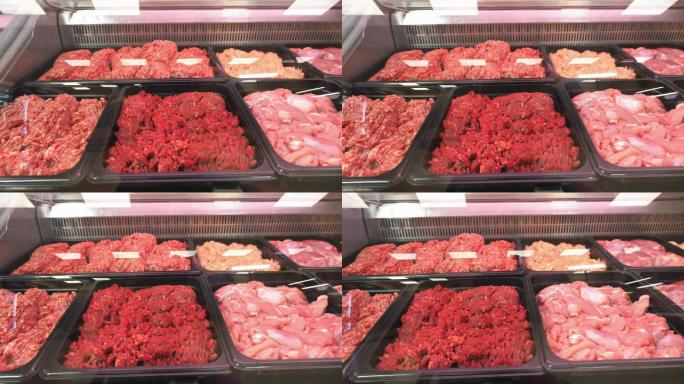 在商店橱窗中展示的各种肉类